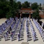 Alumnos rezan por el científico. Abdul Qadeer Khan en Karachi, un día después de su muerte