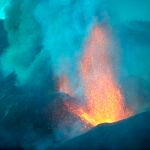 Vista del volcán de La Palma en la madrugada de este martes cuando se cumple en la jornada 23 desde que comenzó la erupción
