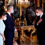 El Rey Felipe VI, la Reina Letizia y el presidente del gobierno, Pedro Sánchez, durante la recepción ofrecida en el Palacio Real con motivo de la Fiesta Nacional del 12 de Octubre