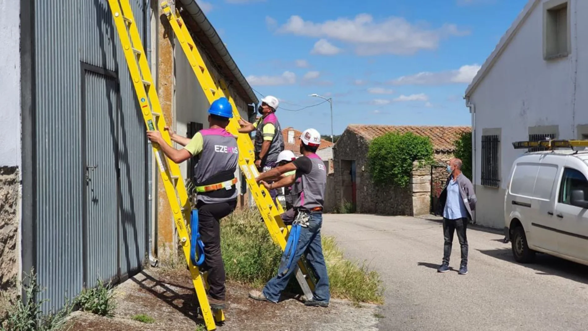 Instalación de fibra óptica en el medio rural de Soria