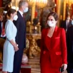 La presidenta de la Comunidad de Madrid, Isabel Díaz Ayuso (2d), y el presidente de Aragón, Javier Lambán (d), saludan al rey Felipe VI (2i) y la reina Letizia (i) durante la recepción ofrecida por los reyes en el Palacio Real con motivo de la Fiesta Nacional del 12 de Octubre.