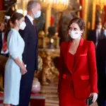 La presidenta de la Comunidad de Madrid, Isabel Díaz Ayuso (2d), y el presidente de Aragón, Javier Lambán (d), saludan al rey Felipe VI (2i) y la reina Letizia (i) durante la recepción ofrecida por los reyes en el Palacio Real con motivo de la Fiesta Nacional del 12 de Octubre.