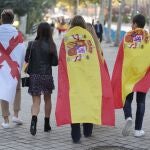 Varios jóvenes se dirigen al desfile del 12 de octubre. En la imagen se pueden distinguir dos banderas: la bandera de España, y la Cruz de Borgoña, la única posible para celebrar la Hispanidad | Fuente: Eduardo Parra / Europa Press