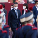 El presidente del Gobierno, Pedro Sánchez, llega el acto solemne de homenaje a la bandera nacional y desfile militar en el Día de la Hispanidad