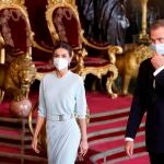 El Rey Felipe y la Reina Letizia, durante la recepción ofrecida en el Palacio Real con motivo de la Fiesta Nacional del 12 de Octubre