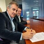 El presidente de la Federación de empresarios del transporte de Castilla y León, Fernando Hernanz, firma su adhesión en presencia de Pablo Lorenzo presidente de Altradime-León y del secretario general de la Asociación León-Braganza, Martín Manceñido.
