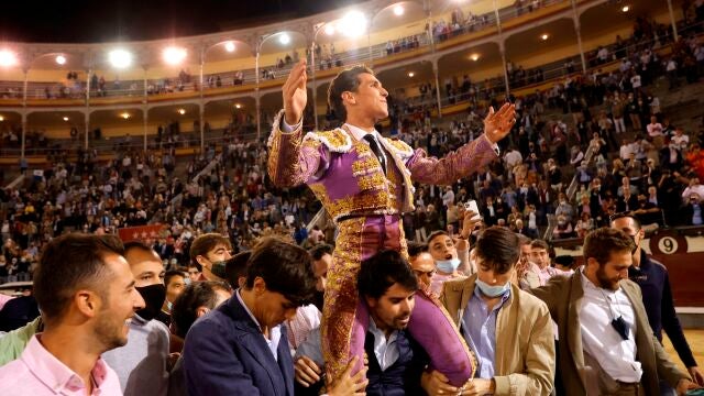 Ginés Marín sale a hombros tras cortar dos orejas en el sexto