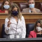 La vicepresidenta segunda del Gobierno y ministra de Trabajo, Yolanda Díaz, interviene en una sesión de control al Gobierno en el Congreso de los Diputados, a 13 de octubre de 2021, en Madrid, (España)