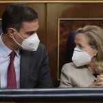 El presidente del Gobierno, Pedro Sánchez, y la vicepresidenta primera, Nadia Calviño.