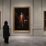 Una mujer contempla el retrato de José Monino y Redondo, Conde de Floridablanca (central) de Francisco de Goya en el Banco de España.