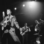 Elvis Presley junto a Scotty Moore, Bill Black y DJ Fontana en una actuación en televisión en "The Stage Show", 1956