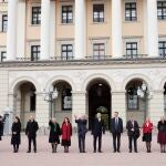 El nuevo primer ministro noruego, el socialdemócrata Jonas Gahr Støre, posa junto a su primer Gobierno frente al Palacio Real de Oslo