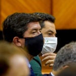 El presidente de la Junta, Juanma Moreno, y el vicepresidente Juan Marín, durante el Pleno del Parlamento de la semana pasada