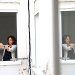 Estrella Aparicio prepara la ropa para la inminente llegada de su primogénita Eva