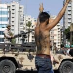 Soldados en Beirut junto a un seguidor de Hezbolá en una protesta que ha dejado varios muertos