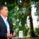 SAN SEBASTIÁN, 14/10/2021.- El secretario general de EH Bildu, Arnaldo Otegi, hace declaraciones tras asistir este jueves en San Sebastián a las jornadas organizadas por el Foro Social para conmemorar el décimo aniversario de la Conferencia de Aiete, previa al comunicado de ETA en el que anunció el fin de su actividad terrorista. EFE/Javier Etxezarreta