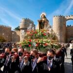 Ávila celebra la festividad de su patrona, Santa Teresa, cuya imagen ha vuelto a recorrer las calles de la ciudad tras la misa que celebrada en la Catedral y una vez obtenidas las autorizaciones de las autoridades competentes. EFE/Raúl Sanchidrián