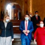 El presidente de la Junta de Castilla y León, Alfonso Fernández Mañueco, participa en el acto con motivo del 35 aniversario de la Asociación Plaza Mayor de Salamanca junto a la consejera Isabel Blanco y la presidenta de la organización, Ascensión Iglesias Redondo