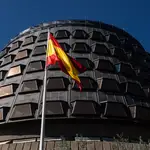 Fachada del Tribunal Constitucional, a 15 de octubre de 2021, en Madrid (España). El Gobierno y el PP han llegado a un acuerdo este jueves que permitirá renovar el Tribunal Constitucional, el Tribunal de Cuentas, el Defensor del Pueblo y la Agencia de Protección de Datos. El pacto se produjo apenas 24 horas después de que en la sesión de control del Congreso el líder del PP, ofreciera al jefe del Ejecutivo renovar los órganos constitucionales pendientes, al margen del CGPJ, que ha sido el principal escollo de las negociaciones estos meses.15 OCTUBRE 2021;GOBIERNO;JUSTICIA;TRIBUNAL CONSTITUCIONAL;PP;POLÍTICA;INSTITUCIONESAlejandro Martínez Vélez / Europa Press15/10/2021