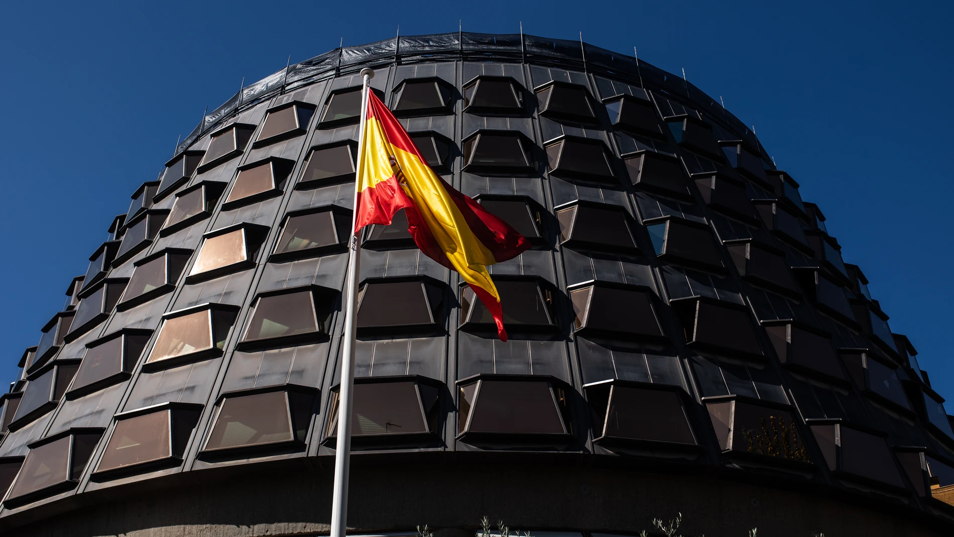 Fachada del Tribunal Constitucional, a 15 de octubre de 2021, en Madrid (España). El Gobierno y el PP han llegado a un acuerdo este jueves que permitirá renovar el Tribunal Constitucional, el Tribunal de Cuentas, el Defensor del Pueblo y la Agencia de Protección de Datos. El pacto se produjo apenas 24 horas después de que en la sesión de control del Congreso el líder del PP, ofreciera al jefe del Ejecutivo renovar los órganos constitucionales pendientes, al margen del CGPJ, que ha sido el principal escollo de las negociaciones estos meses.15 OCTUBRE 2021;GOBIERNO;JUSTICIA;TRIBUNAL CONSTITUCIONAL;PP;POLÍTICA;INSTITUCIONESAlejandro Martínez Vélez / Europa Press15/10/2021