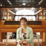 La líder de Adelante Andalucía y diputada no adscrita, Teresa Rodríguez, posa en la biblioteca del Parlamento andaluz