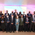 Los premiados por La Razón posan junto a Ana Pastor, Andrés Navarro (a su izquierda) y Francisco Marhuenda (derecha)