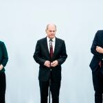 El socialdemócrata Olaf Scholz, flanqueado por la ecologista Annelena Baerbock y el liberal Christian Lindner, ayer en Berlín