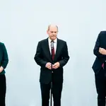 El socialdemócrata Olaf Scholz, flanqueado por la ecologista Annelena Baerbock y el liberal Christian Lindner, ayer en Berlín