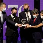 El rey Felipe VI y la reina Letizia, junto a los tres escritores premiados con el Premio Planeta 2021 y que se presentaban bajo el pseud&oacute;nimo de Carmen Mola