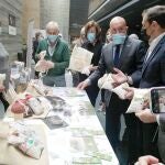 El consejero de Agricultura y Ganadería, Jesús Julio Carnero, visita la II Feria del Pan y la Lenteja de Tierra de Campos celebrada en Mayorga (Valladolid) junto a Conrado Íscar y Ángeles Armisén, entre otros