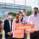 La presidenta de Ciudadanos (Cs), Inés Arrimadas, hace unas declaraciones a los medios de comunicación tras analizar junto al coordinador autonómico de Cs en Andalucía, Juan Marín, asuntos de la actualidad, en Jerez de la Frontera. EFE/Román Ríos