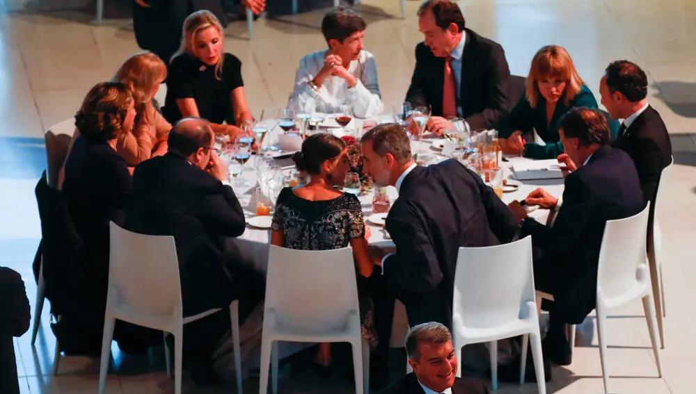 Los Reyes Felipe y Letizia derrochan complicidad en la 70 edición del Premio Planeta de novela