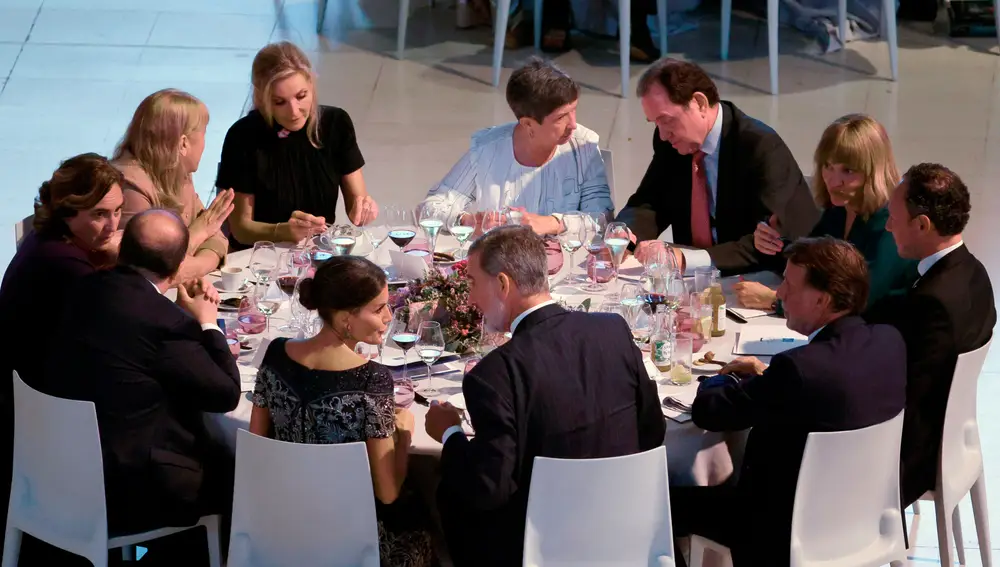 El Rey Felipe VI y la Reina Letizia acompañados del Cap de Govern del Principado de Andorra, Xavier Espot; el ministro de Cultura, Miquel Iceta; la ministra de Educación Pilar Alegría, la consellera de Cultura de la Generalitat, Natalia Garriga; la alcaldesa de Barcelona, Ada Colau; la delegada del Gobierno en Cataluña, Teresa Cunillera; el presidente del Grupo Planeta, José Crehueras y su esposa Columna Martí, durante la ceremonia de entrega de la 70 edición del Premio Planeta de novela