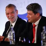 Jorge Díaz, a la izquierda, junto con Antonio Mercero en la rueda de prensa posterior al fallo del Premio Planeta