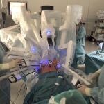 Operación con el robot Da Vinci en el HUBU de Burgos