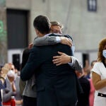 El presidente del Gobierno y Secretario General del PSOE, Pedro Sánchez, abraza al presidente de la Generalitat y secretario general del PSPV , Ximo Puig,en el plenario del Congreso Federal del partido en la instalaciones de Feria Valencia