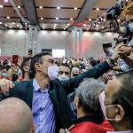 El secretario general del PSOE, Pedro Sánchez, saluda a algunos asistentes en la clausura del 40º Congreso Federal del partido