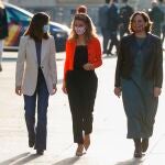 La ministra de Derechos Sociales y Agenda 2030, Ione Belarra (i), la vicepresidenta segunda y ministra de Trabajo y Economía Social , Yolanda Díaz (c) y la alcaldesa de Barcelona, Ada Colau (d) se dirigen a la sala Campoamor antes de la inauguración de las jornadas sobre Ley Estatal de vivienda celebradas este lunes en Madrid