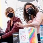La vicepresidenta del Consell, Mónica Oltra (d), y la concejala de Feminismos y LGTBIQ+ del ayuntamiento de Castelló, Verónica Ruiz, durante el acto de condena de la retirada de libros de temática LGTBI en institutos de Castelló