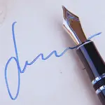 En el mundo de las letras, los seudónimos siempre han sido una excelente forma de permitirle al autor experimentar con su escritura, evadir la crítica y burlar a unos cuantos