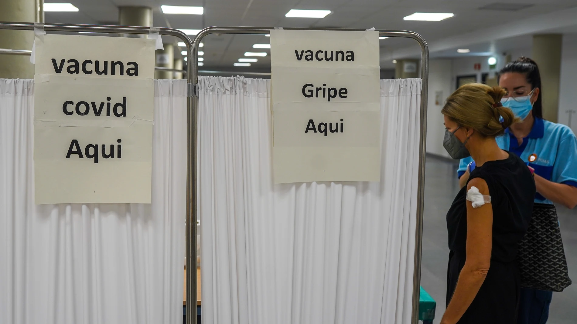 Una `persona se vacuna con la tercera dosis Covid y la vacuna de la gripe a 18 de octubre del 2021 en Sevilla (Andalucía).