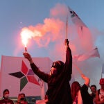 18 October 2021, Chile, Santiago: A man lights a flare during a protest marking the second anniversary of the wave of mass protests that demanded, among other things, a reform of the Constitution. Photo: Matias Basualdo/ZUMA Press Wire/dpa18/10/2021 ONLY FOR USE IN SPAIN