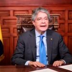 AME669. QUITO (ECUADOR), 18/10/2021.- Fotografía cedida hoy por la Presidencia de Ecuador del Presidente de Ecuador Guillermo Lasso, mientras realiza un pronunciamiento sobre asuntos de interés nacional hoy en Quito (Ecuador). El presidente ecuatoriano, Guillermo Lasso, declaró este lunes el estado de excepción por sesenta días en todo el territorio nacional ante el auge de la delincuencia y la inseguridad, y blindó a la fuerza pública (policías y militares) ante posibles demandas por ejercer sus funciones. EFE/ Jonathan Miranda/Presidencia de Ecuador/ SOLO USO EDITORIAL/NO VENTAS/SOLO DISPONIBLE PARA ILUSTRAR LA NOTICIA QUE ACOMPAÑA/CRÉDITO OBLIGATORIO