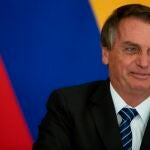BRA120. BRASÍLIA (BRASIL), 19/10/2021. - El presidente Brasil, Jair Bolsonaro, con su homólogo de Colombia Iván Duque (fuera de cuadro) , durante un encuentro este martes en el Palacio do Planalto, en la ciudad de Brasilia (Brasil). El presidente brasileño, Jair Bolsonaro, manifestó este martes, junto a su homólogo colombiano, Iván Duque, su preocupación por la actuación de grupos disidentes de las antiguas FARC en la frontera amazónica entre ambos países. "Las FARC nos preocupan y no solamente en Colombia", declaró el presidente brasileño, quien agregó que la "cooperación fronteriza y de seguridad es una cuestión muy importante" entre ambos países y fue discutida en la reunión que sostuvo con Duque en Brasilia. EFE/ Joédson Alves