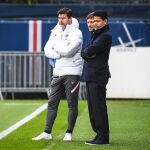 Mauricio POCHETTINO of PSG, Nasser AL-KHELAIFI of PSG and Leonardo of PSG during the training of the Paris Saint-Germain team on October 18, 2021 at Camp des Loges in Saint-Germain-en-Laye, France - Photo Matthieu Mirville / DPPIAFP7 18/10/2021 ONLY FOR USE IN SPAIN