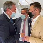 De izquierda a derecha, el secretario general del PSOE-A, Juan Espadas; el secretario general del PSOE de Granada, José Entrena, y el alcalde de Maracena (Granada), Noel López