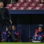 Simeone sufrió en la banda en el Atlético - Liverpool