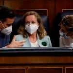 Pedro Sánchez, junto a Nadia Calviño y Yolanda Díaz, ayer en el Congreso