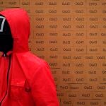 Imagen de una persona disfrazada de guardia de Squid Game en un centro comercial de Malasia