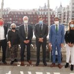 Representantes municipales de Valencia, Giuseppe Grezzi; Gijón, Ana González; Logroño, Pablo Hermoso de Mendoza; Valladolid, Óscar Puente; Vitoria, Gorka Urtaran; y Fuenlabrada, Ana María Pérez (de izquierda a derecha) presentan el proyecto
